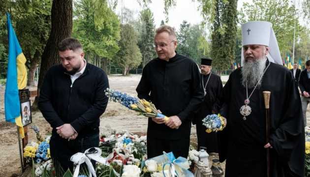 Предстоятель ПЦУ у Львові вшанував пам’ять українських воїнів
