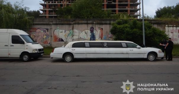 У Львові: Загадкова смерть у покинутому лімузині - 46-річного чоловіка знайшли мертвим.