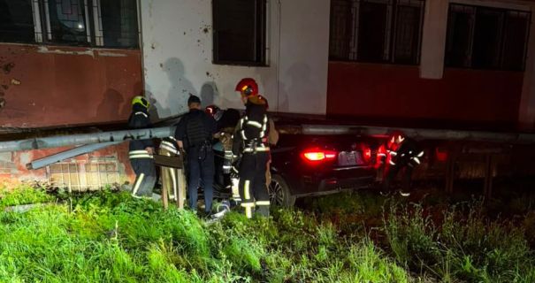 Львів: BMW знищив будинок, водій загинув, пасажир при смерті.