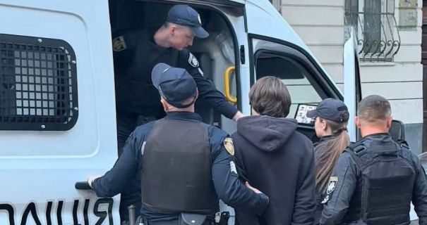 Львів: Напад на гостя – побиття, зламаний ніс, викрадені гроші. Затримано нападників.