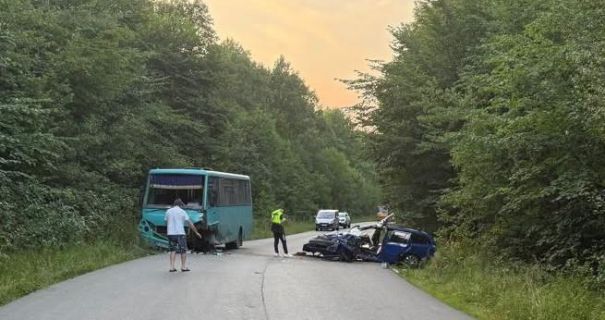 Львівщина: біля Львова зіткнулись легковик та автобус, 11 потерпілих.