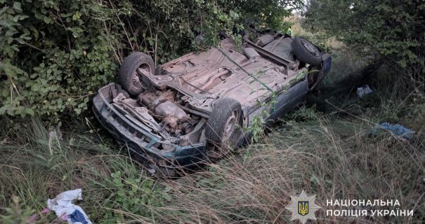 На Львівщині: легковик перекинувся в кювет, загинув водій, постраждали юнаки.