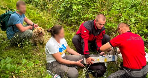 На Львівщині рятувальники звільнили з гір туристку із переломом ноги