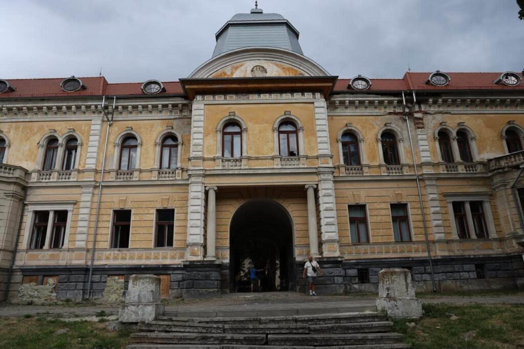 Вітальня Гредлів: історичний палац Львівщини гостинно відчиняє двері для туристів