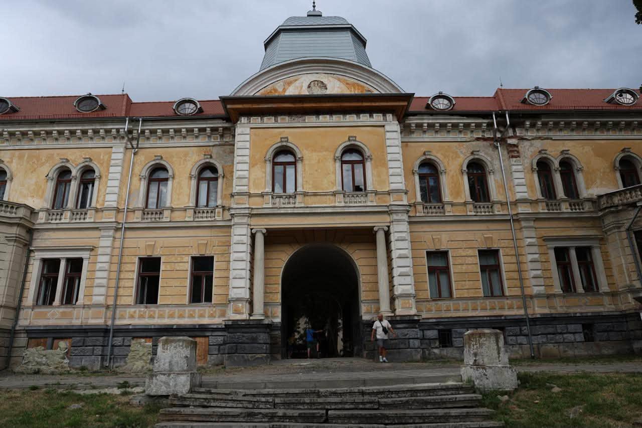 Вітальня Гредлів: історичний палац Львівщини гостинно відчиняє двері для туристів