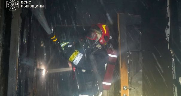 Вибух акумулятора у Львові: рятувальники евакуювали шістьох мешканців з палаючої квартири.