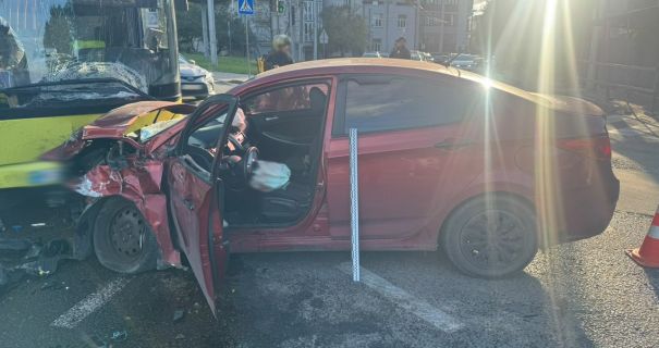 ДТП у Львові: на перехресті зіткнулися авто і автобус, є постраждалі