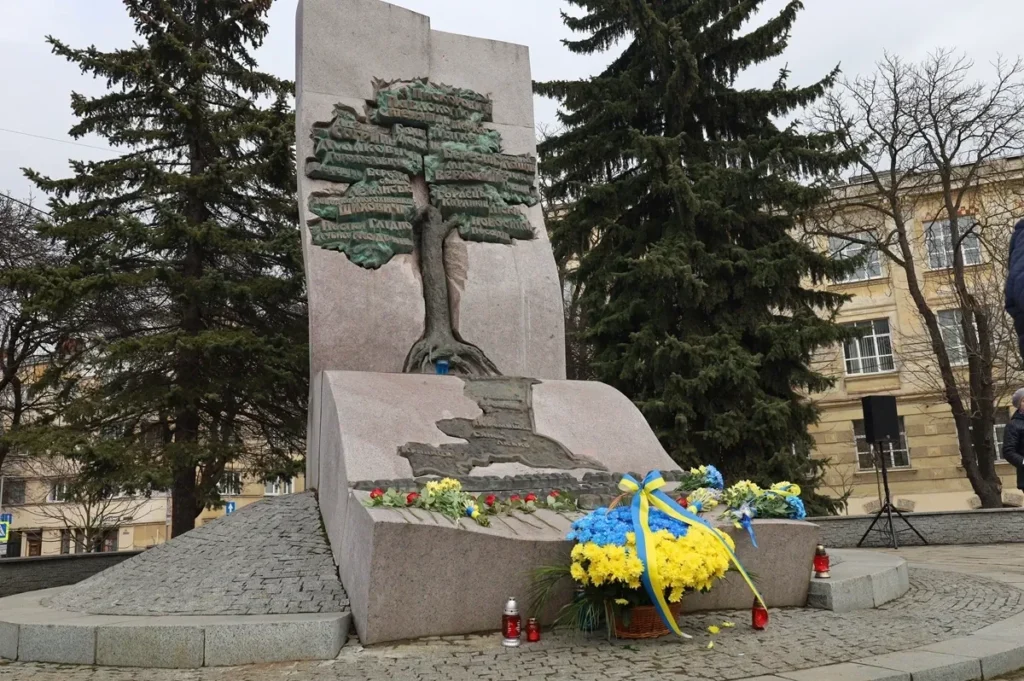 Львів вшановує жертв примусового виселення: пам'ять депортованих 1944-1951 років.