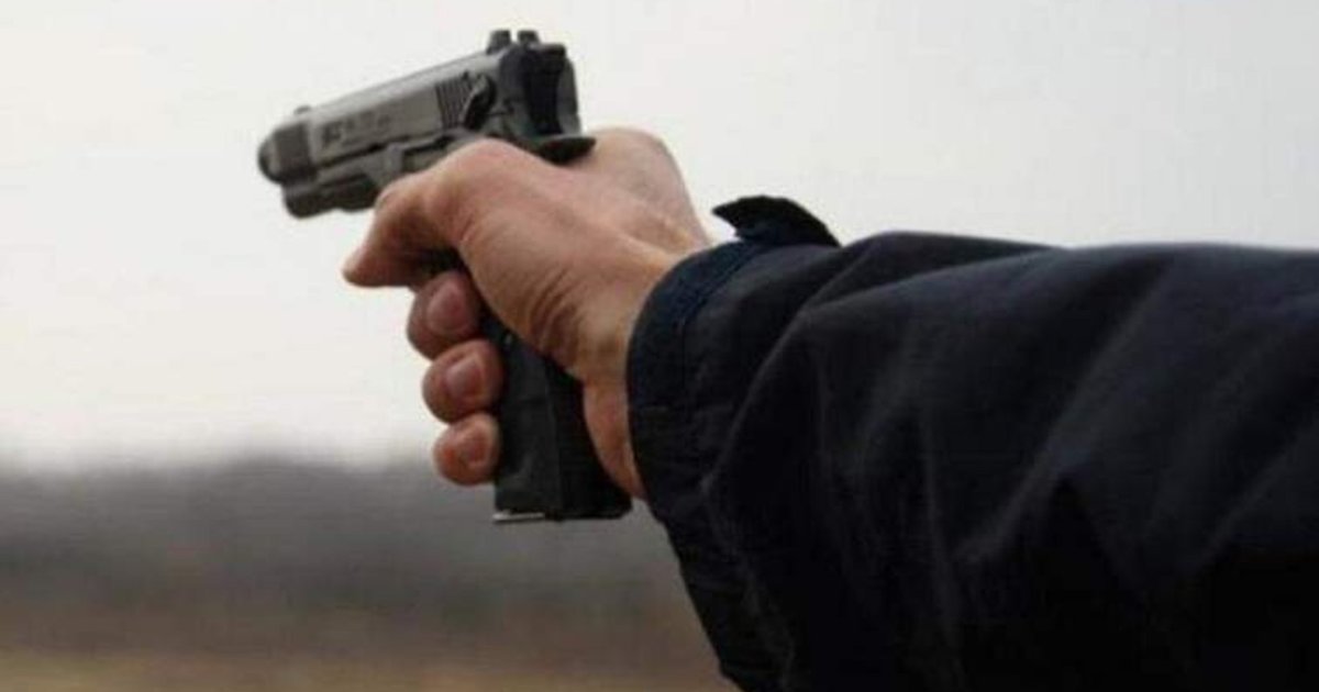 У Львові чоловіка зброєю атакували: зловмисник погрожував.