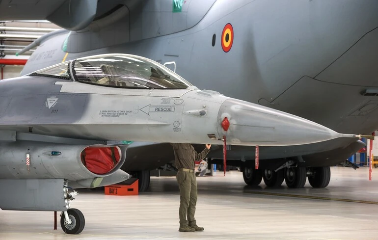 F-16: Зеленський визнав, що половина літаків залишається беззбройною