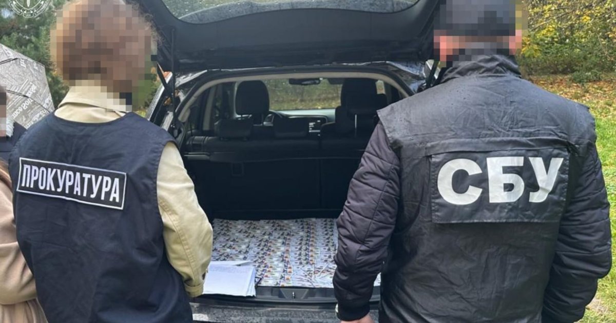 Львів: Поліція затримала “чорного трансплантолога” мобілізації, який вимагав $15 000 за втечу від війни.