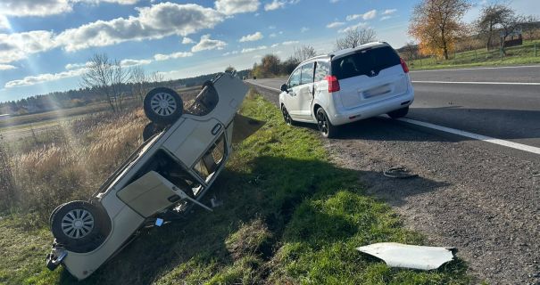 Львівщина: Автомобіль перекинувся в ДТП, є постраждалі.