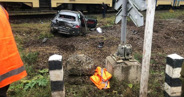 Львівщина: зіткнення потяга та Mercedes, водійку госпіталізовано