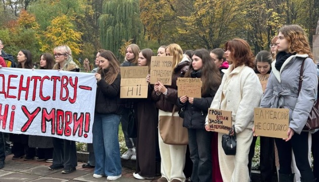 Львівські студенти франківського вишу протестують: навчання в умовах бойкоту.